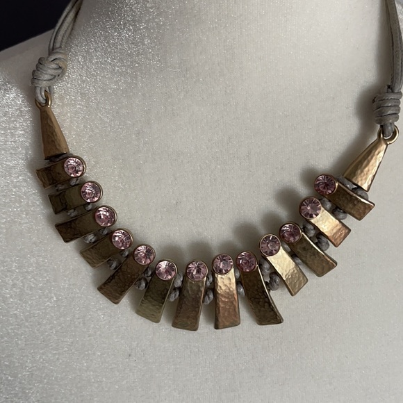 Gray, gold hammered pink stone statement necklace - Picture 9 of 9